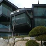 Large all-glass walls with structural glass components provide an unobstructed view